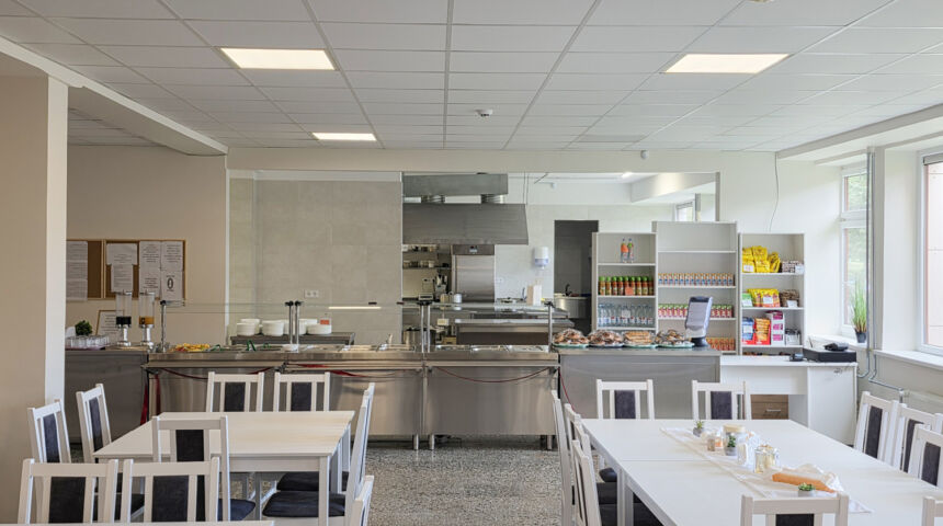 Progimnazijos valgykloje maistas ne brangsta, bet pinga 