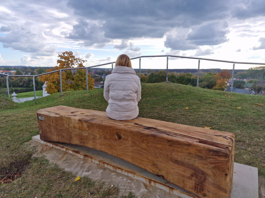 Ant piliakalnio jau yra kur prisėsti