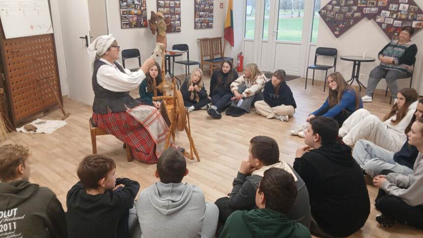 Kultūros centro darbuotojos atgaivino senąsias juostų audimo tradicijas