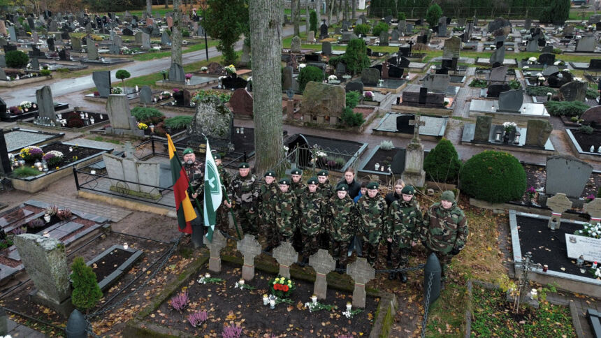 Uždegė atminimo žvakeles