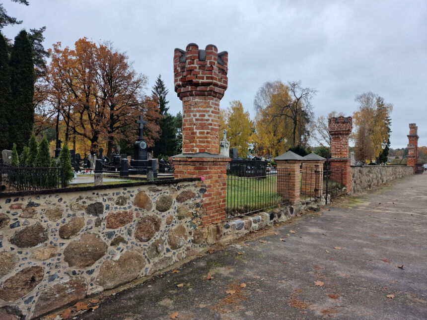 Suremontuota Pašilės kapinių tvora