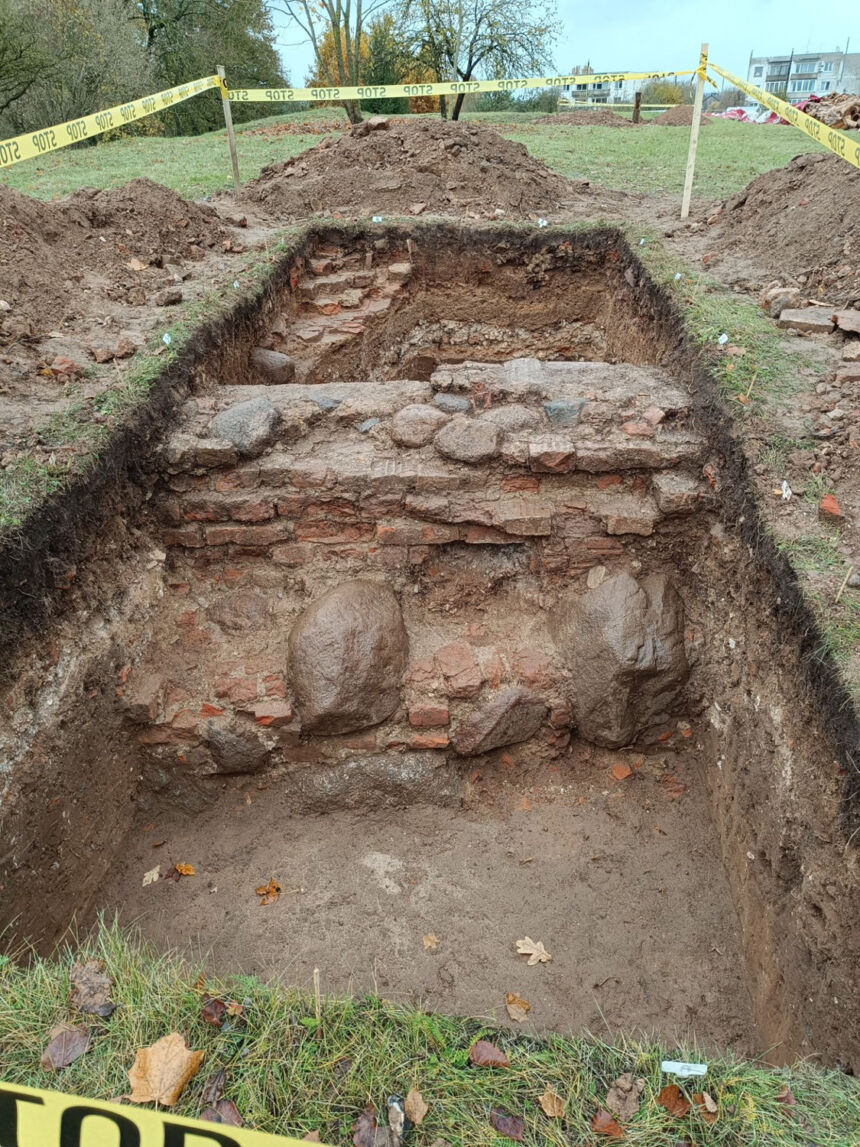 Vepriuose aptikti pilies pamatai ir unikalūs radiniai