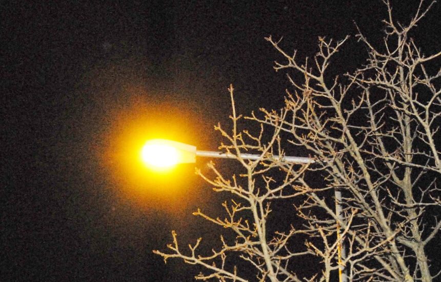 Šviestuvai gatvėse švies ilgiau