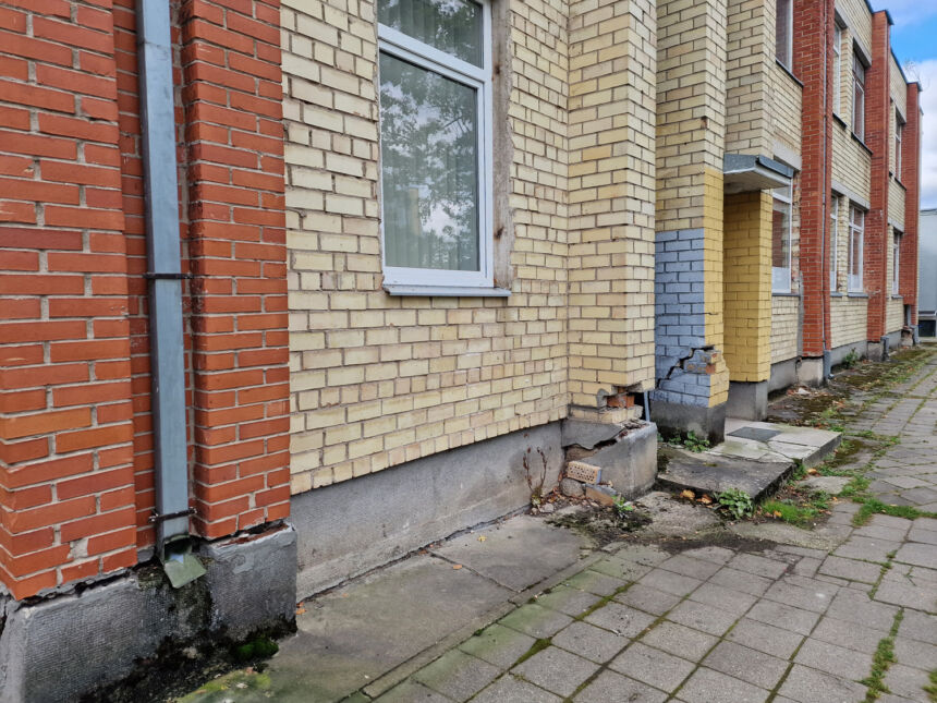 Griūvančių pastatų priežiūra – jų savininkų pareiga