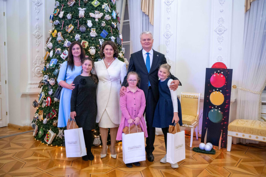 Prezidentūroje įžiebta kalėdinė eglė – dalyvavo ir ukmergiškiai