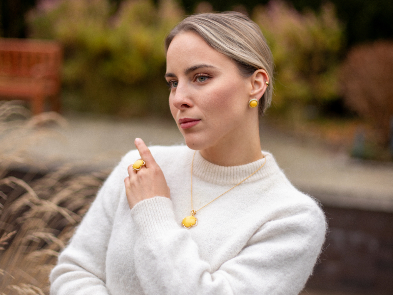 Gintariniai auskarai: kaip atpažinti tikrą gintarą ir išsirinkti kokybišką papuošalą