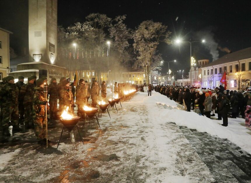 Sausio 13-ąją languose suspindo vienybės, atminimo ir pergalės šviesa