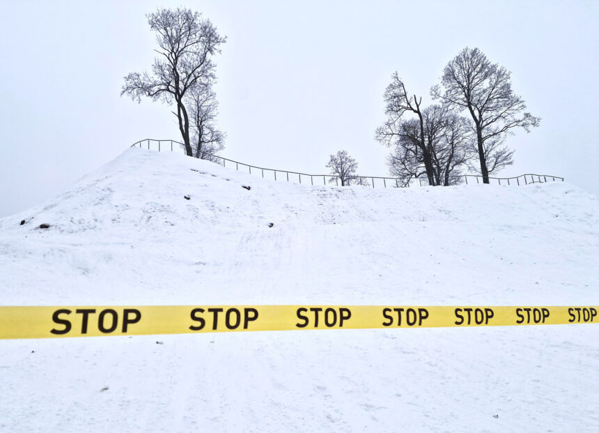 Ukmergės piliakalniu prašo nečiuožinėti – tai nesaugu
