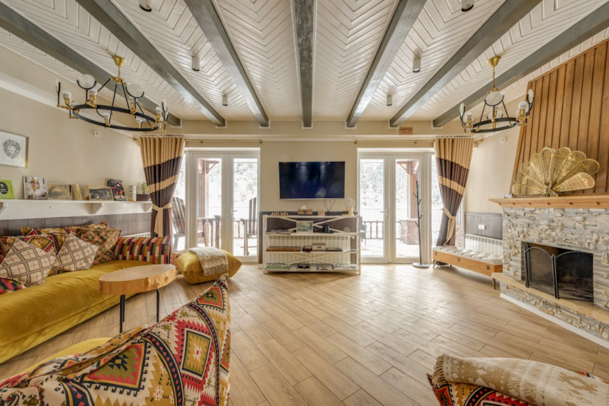 Kaip išsirinkti TV komodą pagal kambario dydį?