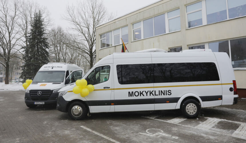 Įsigijo du elektrinius mokyklinius autobusus
