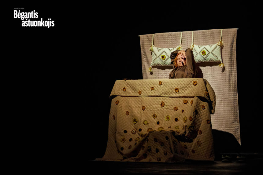 Kultinio spektaklio „Pabaisų nebus“ aktorė Violeta Mičiulienė pristato naują monospektaklį „Bėgantis aštuonkojis“