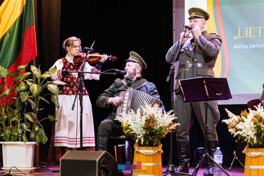 Dainomis grąžina praeitį ir primena laisvės kainą