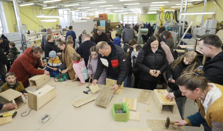 Šeimos gamino inkilus grįžtantiems paukščiams