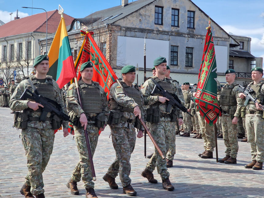 Pirmajai Lietuvos divizijai vėliava įteikta Ukmergėje