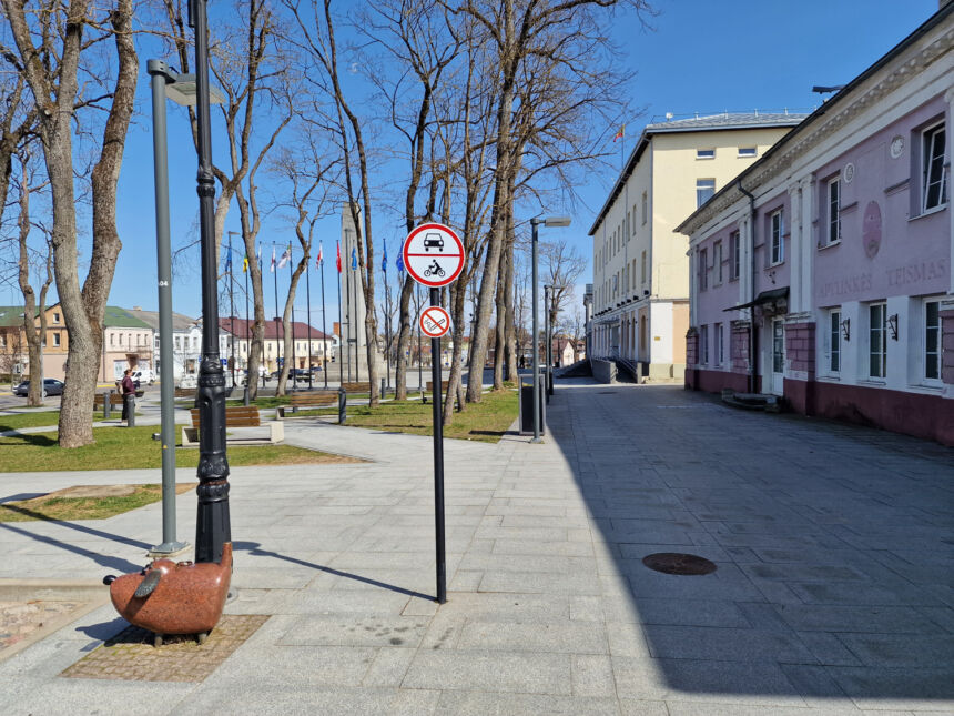 Vienur kelio ženklus pastatys, o kitur nuims