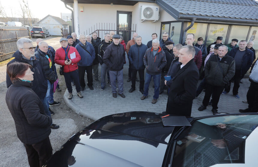 Planuoja asfaltuoti privažiavimą prie garažų