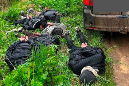 Ukmergės policijos komisariato nuotr. Nelegalai buvo sulaikyti ir suguldyti šalikelėje ant žolės.
