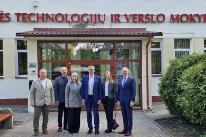 Svečią iš Suomijos sutiko Ukmergės technologijų ir verslo mokyklos atstovai.
