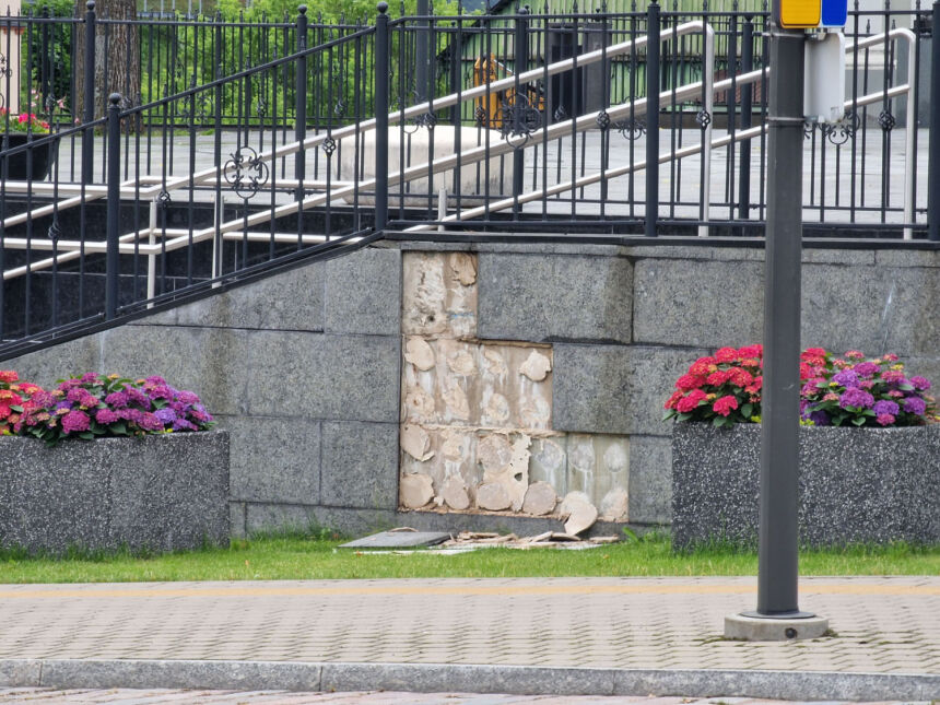Akmeninė apdaila krinta, bet kaltų nėra