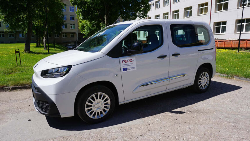 Teikti slaugos paslaugas namuose bus patogiau – įsigijo naują elektromobilį