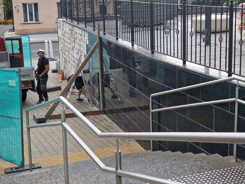 Akmeninės plokštės atšoko – tenka perklijuoti