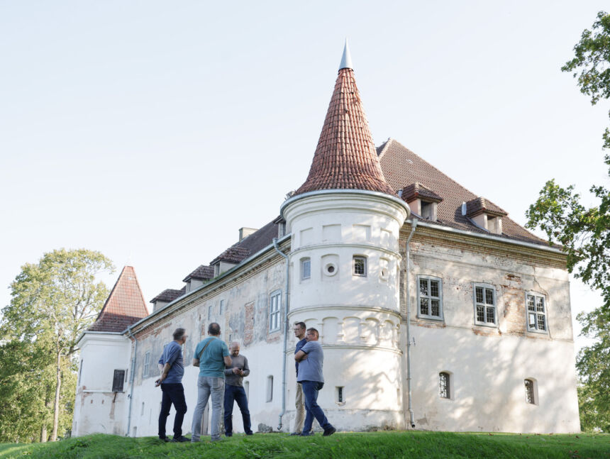 Pilies erdves gali papildyti Valdovų rūmų istoriniai baldai