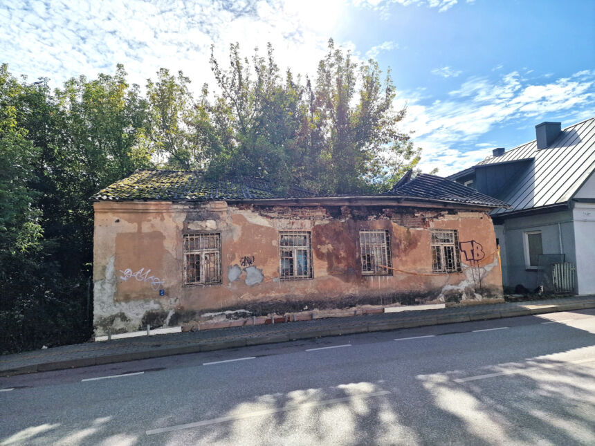 Griūnantis namas kelia grėsmę