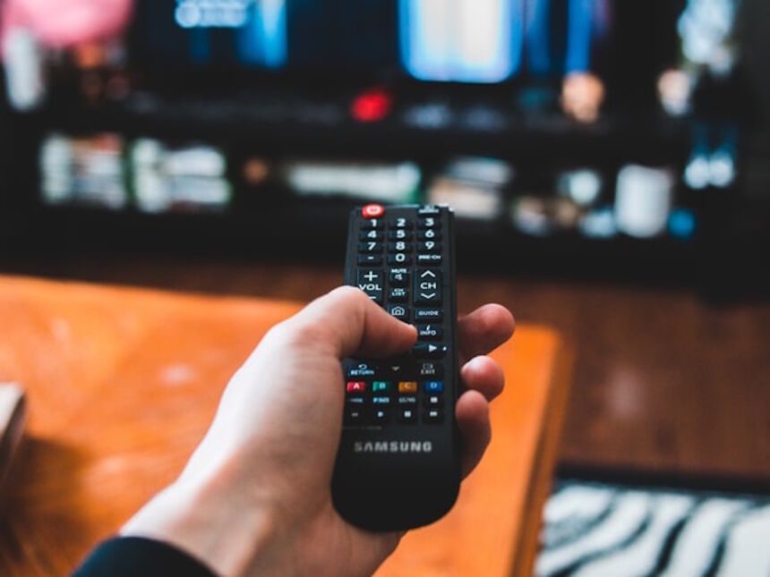 Internetinė televizija: televizoriaus pultelis dulka kampe