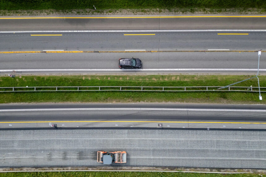 Visai uždarius tiltą automobiliai „užkimšo“ autostradą